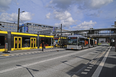 900289 Afbeelding van een dubbelgelede stadsbus van U-Link en een tram van U-OV bij de halte Heidelberglaan bij het ...